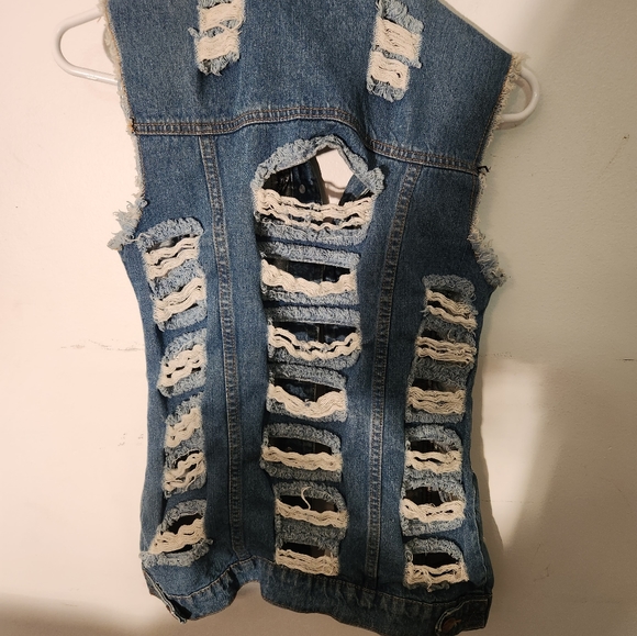 VIP womems sleeveless jean jacket size medium - Picture 4 of 4